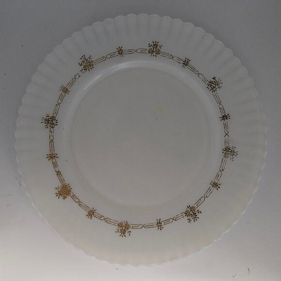 Set of 2 Vintage 8" Scalloped Milk Glass Plates Gold Snowflake Starburst Trim - Picture 1 of 2